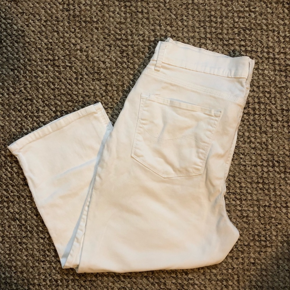 White Levi’s easy fit jean capris